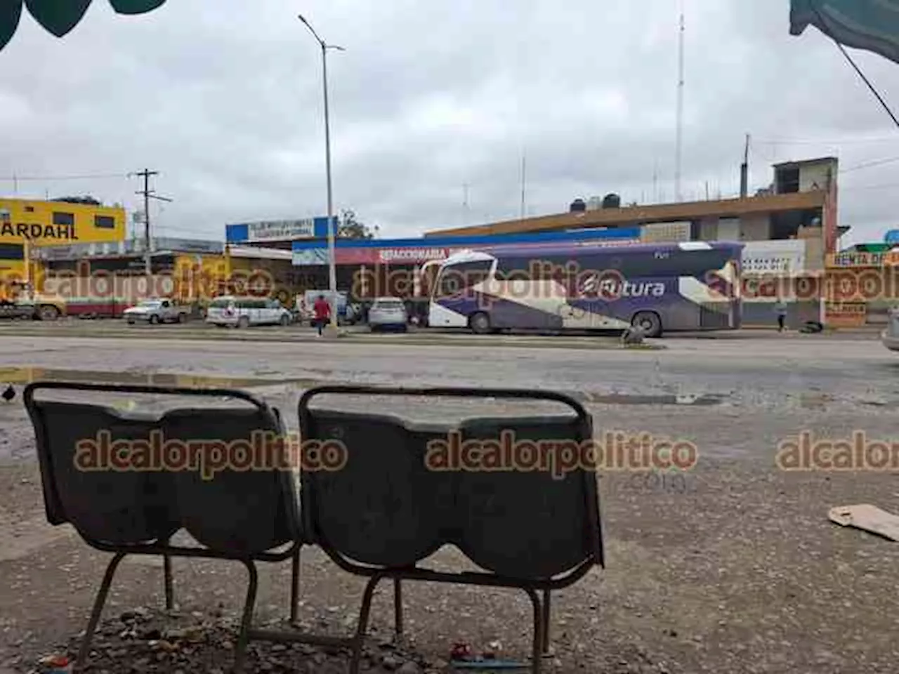 Padecen llovizna y frío por falta de central camionera, en Álamo