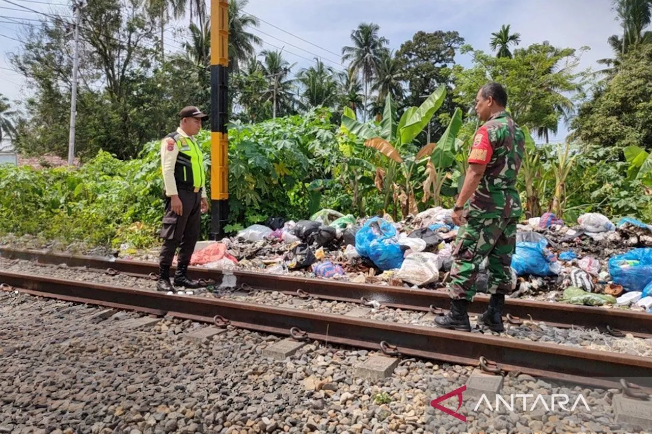 KAI Ingatkan Masyarakat Jangan Buang Sampah di Jalur Kereta Api