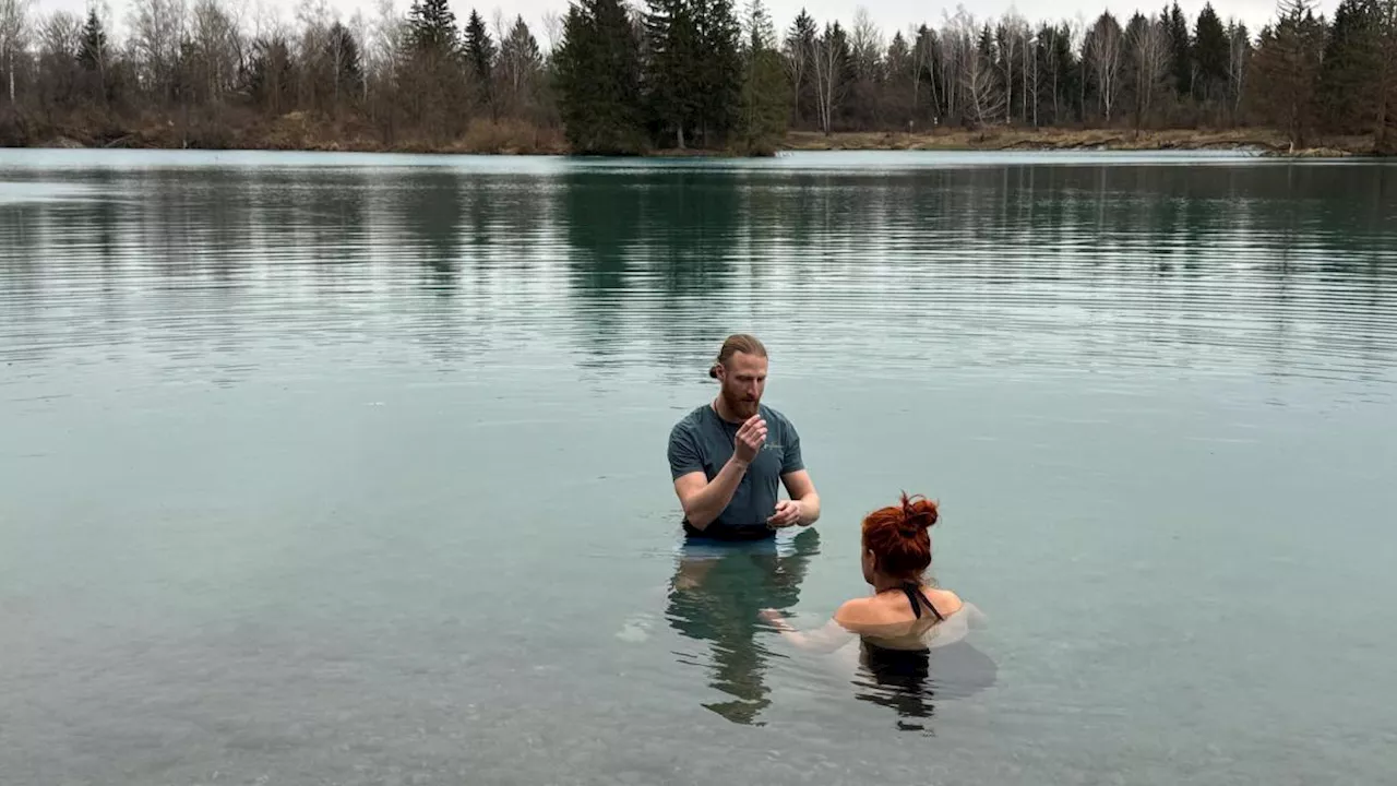 Christian Krause zeigt, wie die Wim-Hof-Methode beim Eisbaden helfen kann