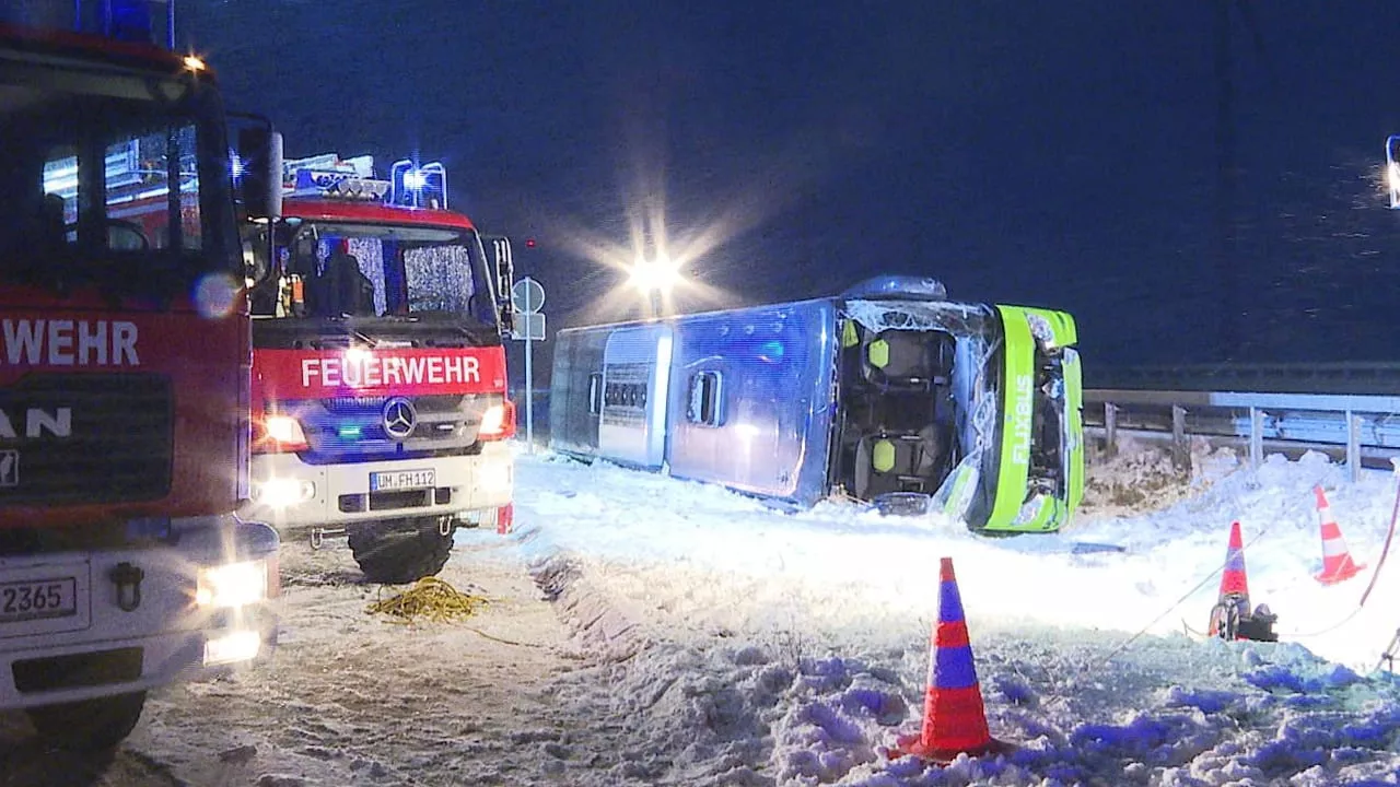 Reisebus auf A11 verunglückt: Zwei Tote bei Glätte-Unfall in Brandenburg