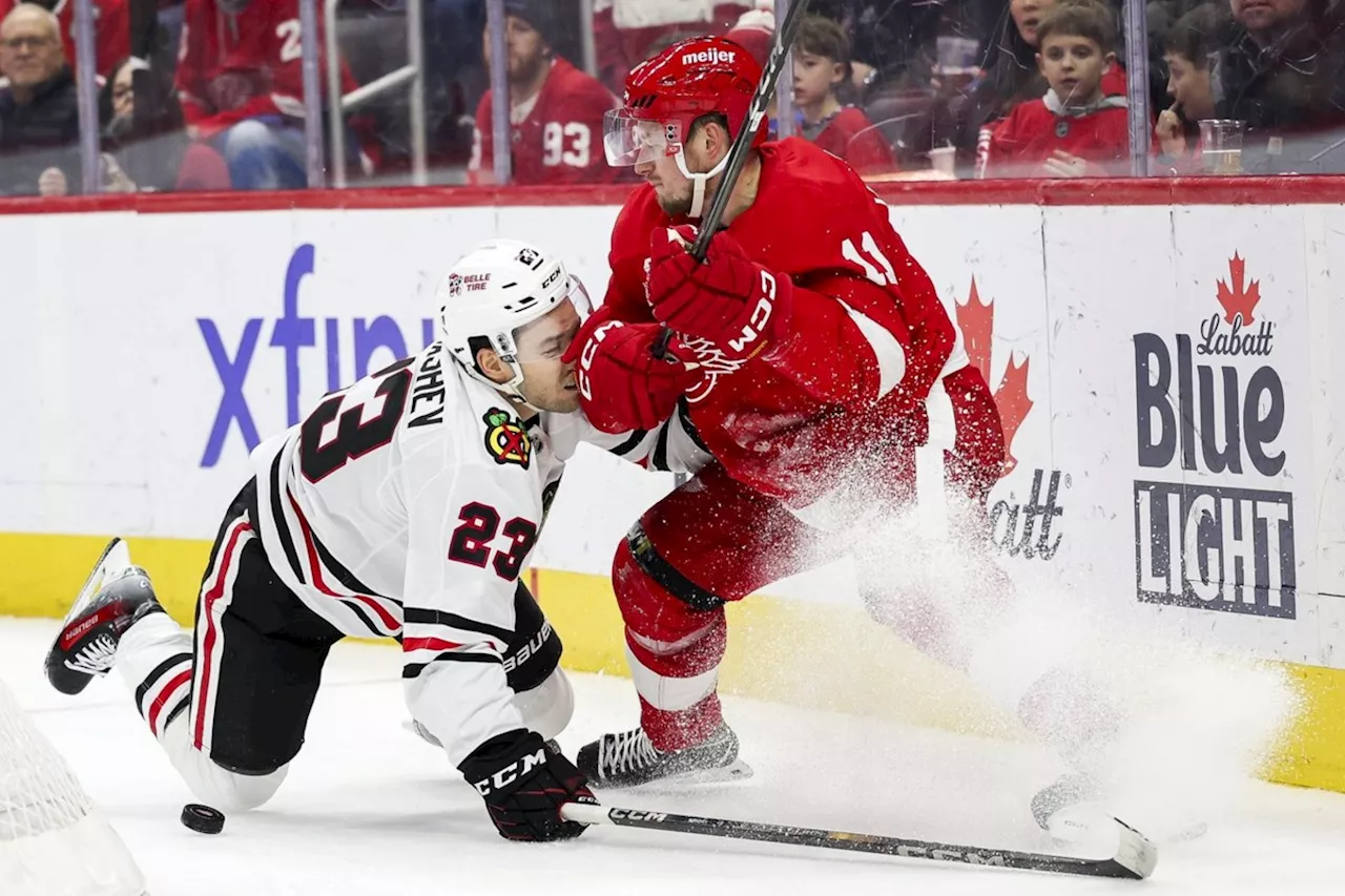 NHL roundup: Red Wings win sixth straight by beating Blackhawks 5-3