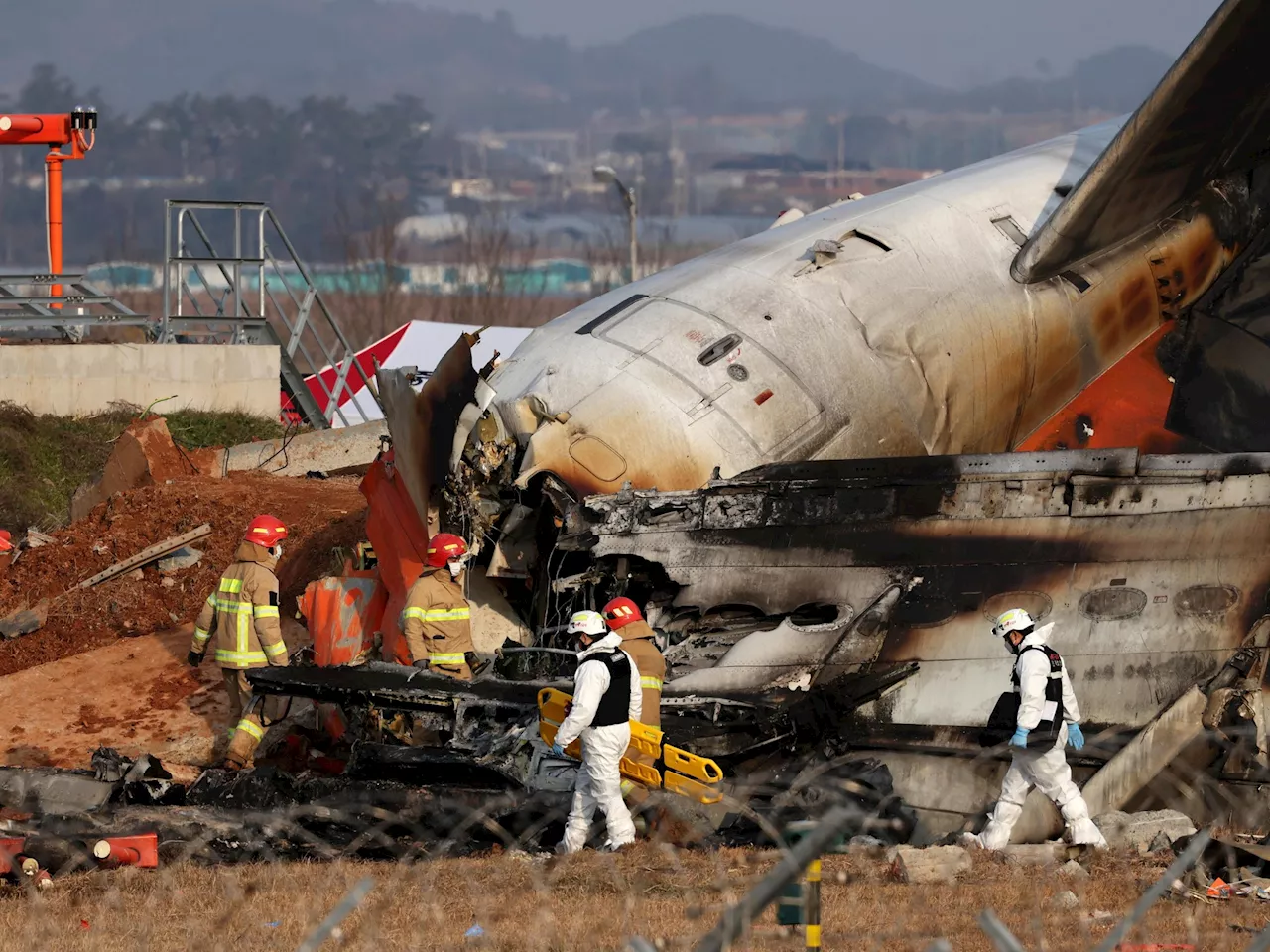 Revelan que las cajas negras del avión que se estrelló en Corea del Sur dejaron de grabar cuatro minutos antes del choque