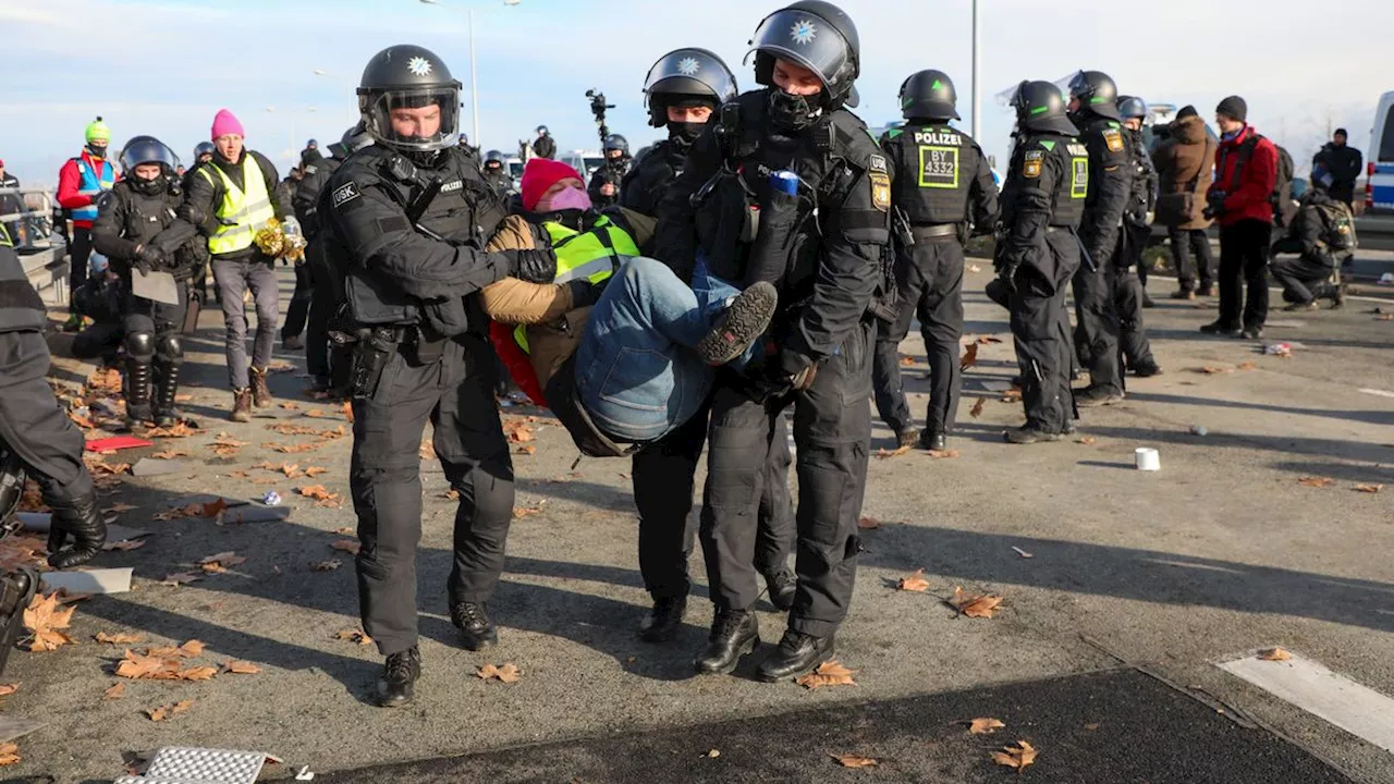 AfD-Parteitag in Riesa: Demonstrationen blockieren Zufahrtswege