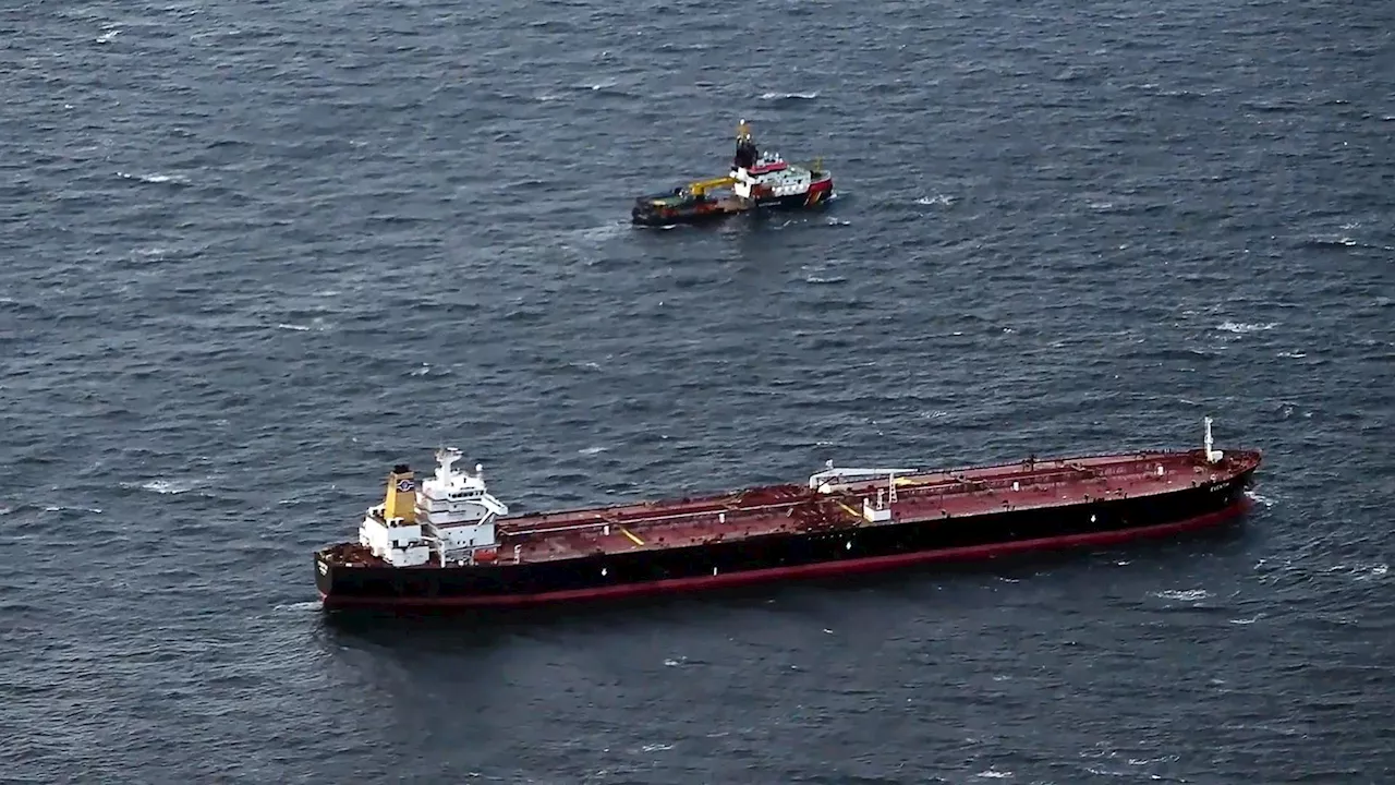 Manövrierunfähiger Öltanker 'Eventin' vor der Insel Rügen gesichert