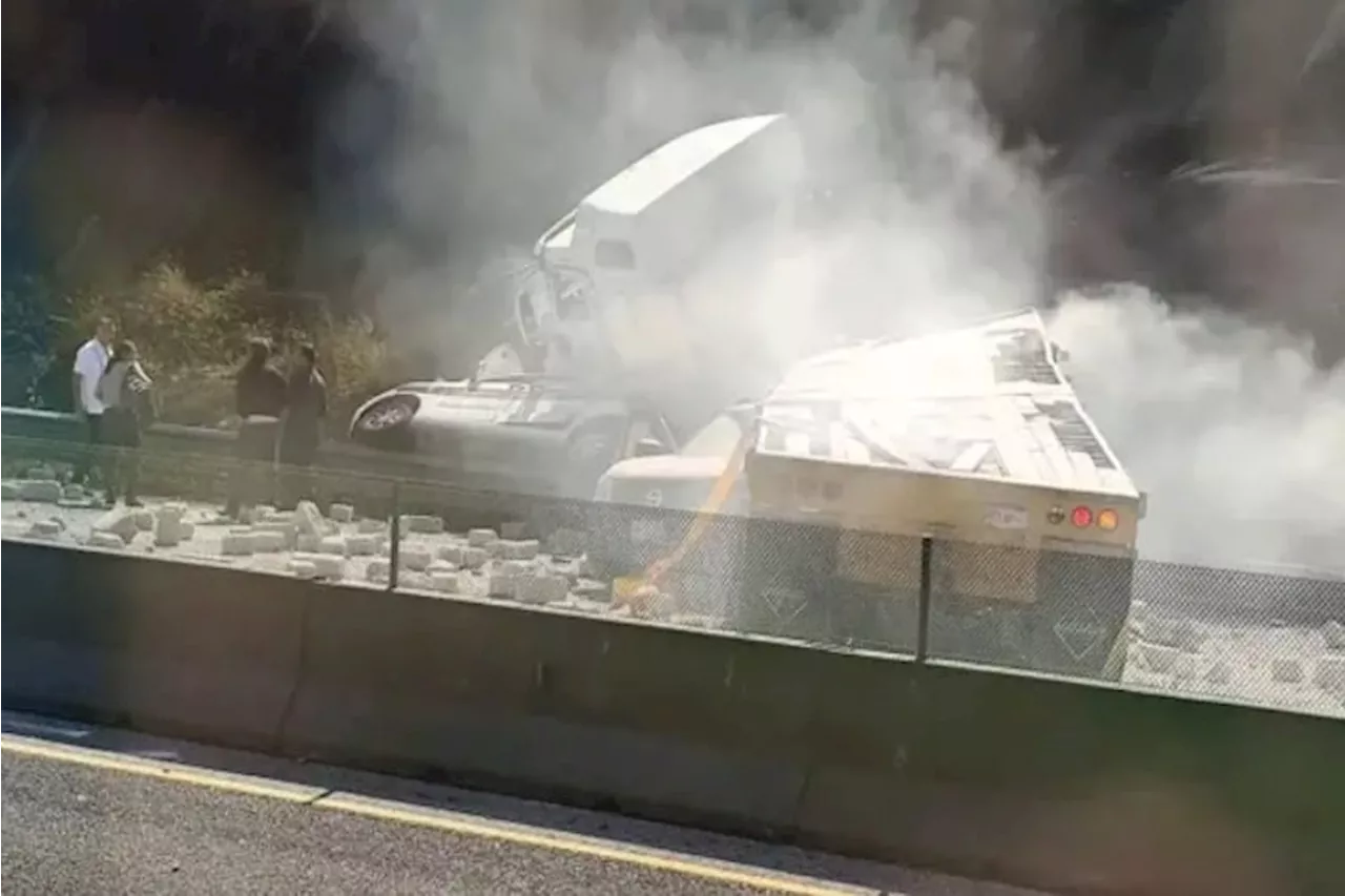 Tráiler sin frenos embiste a tres vehículos sobre autopista Perote-Xalapa, en Veracruz; hay tres personas fallecidas