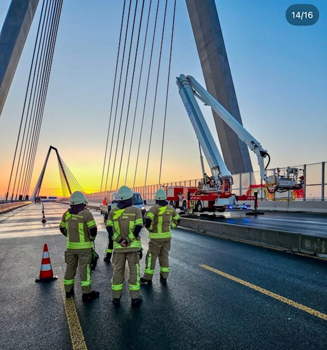 Feuerwehr befreit Leverkusener Brücke vom Eis