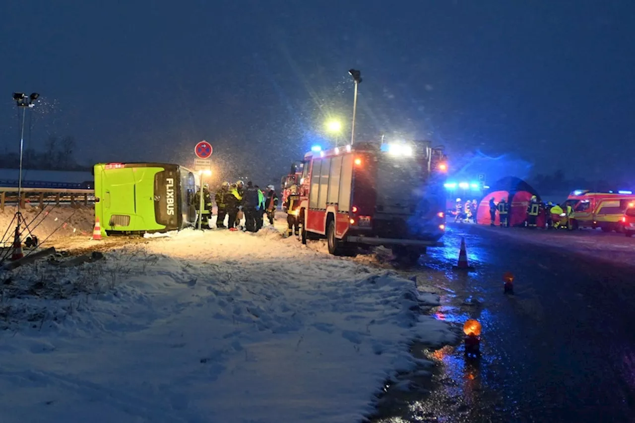 Zwei Tote, mehrere Verletzte - schwerer Busunfall auf A11