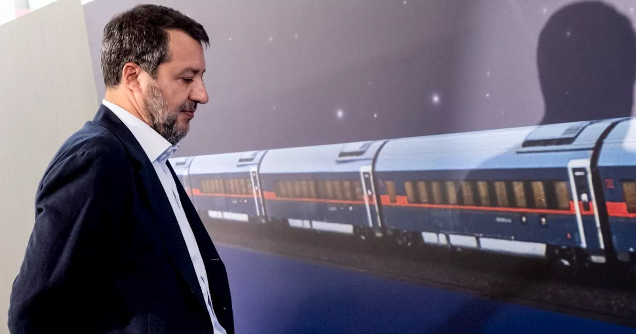 Caos treni, Salvini sotto accusa: “Pensa solo a uno spostamento, il suo al Viminale”