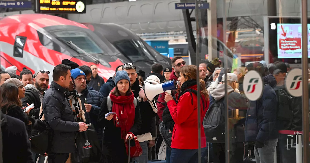 Milano, treni bloccati per un guasto elettrico: ritardi fino a 4 ore, caos in stazione Centrale