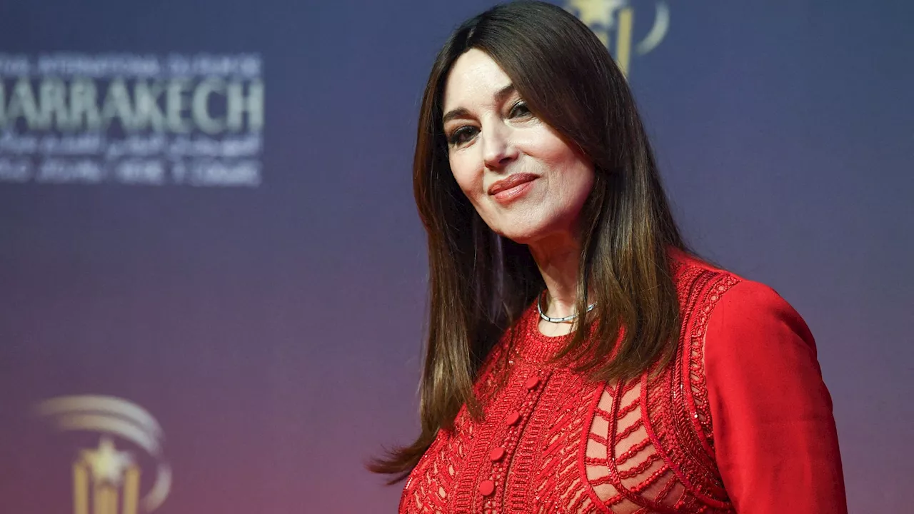 Monica Bellucci Électrique au Grand Palais avec un Look Minimaliste