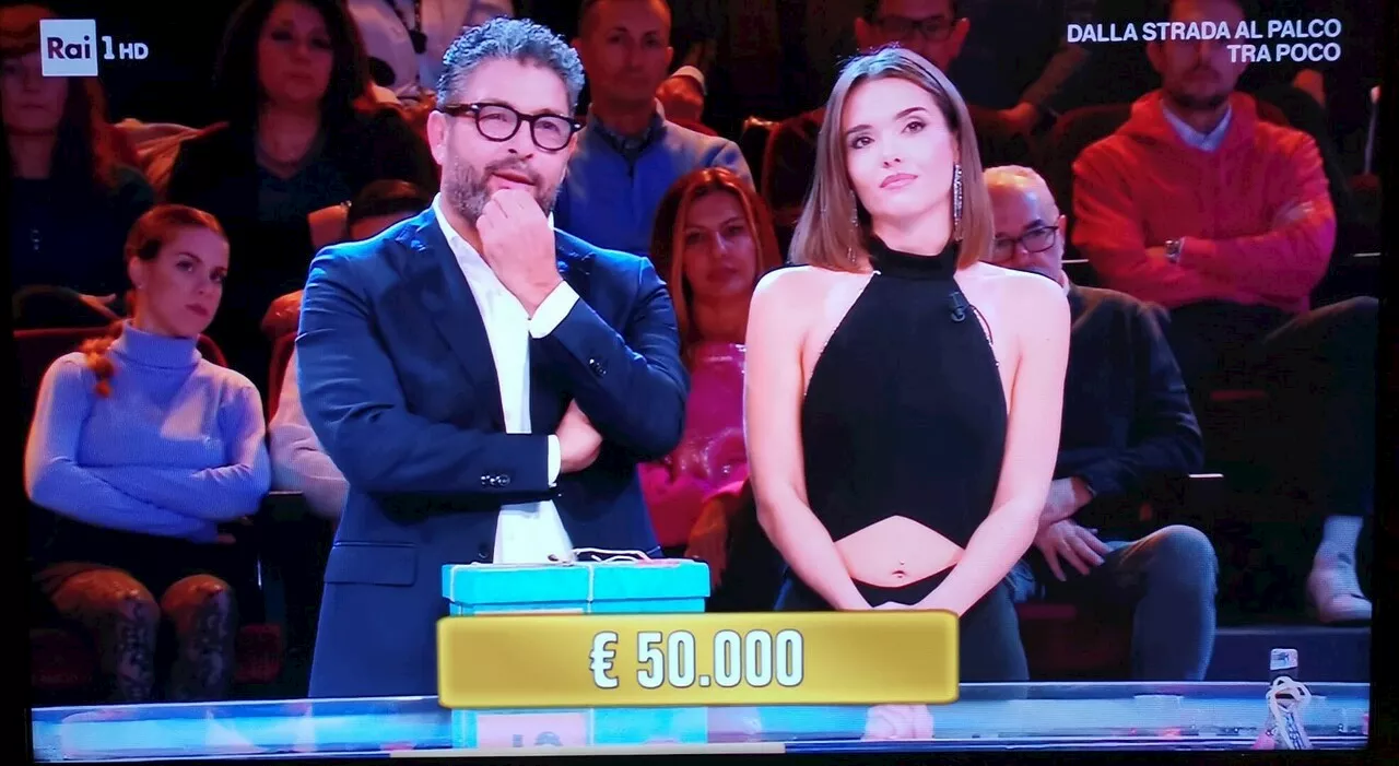 ​Affari Tuoi, Valentina Brighindi entra in gioco ma fredda il suo ammiratore: «Sono fidanzata»