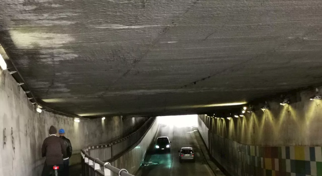 Frosinone, caos alla stazione per i lavori. Pendolari infuriati: «Passaggi pedonali al buio, sporchi e insicur