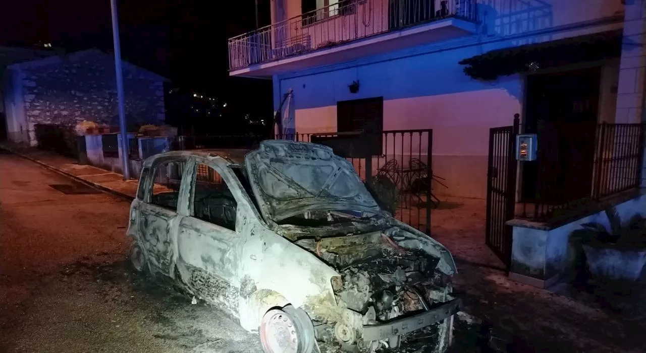 Roccasecca, auto a fuoco in centro: la pista dell’atto vandalico