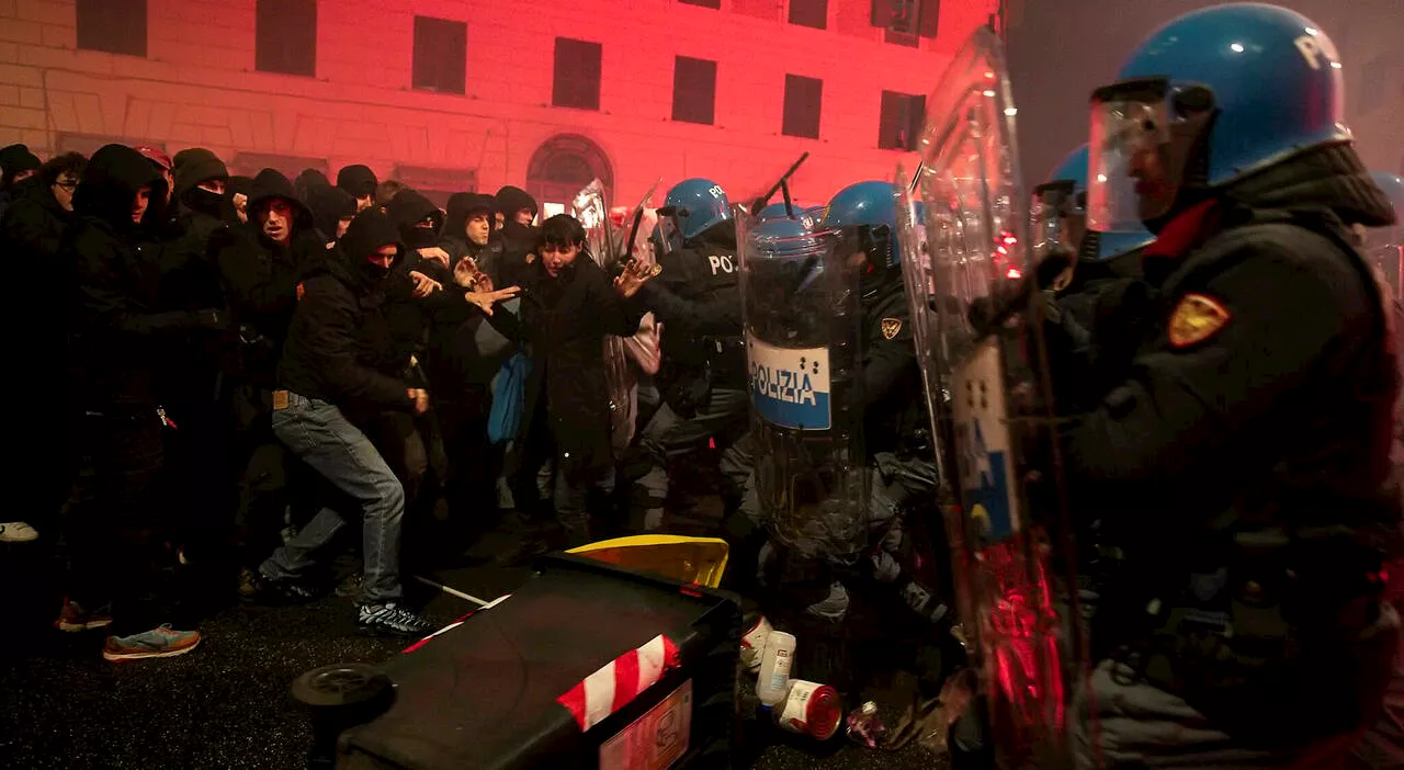 Tensioni a Roma durante il corteo per Ramy: lancio di bombe carta e cariche