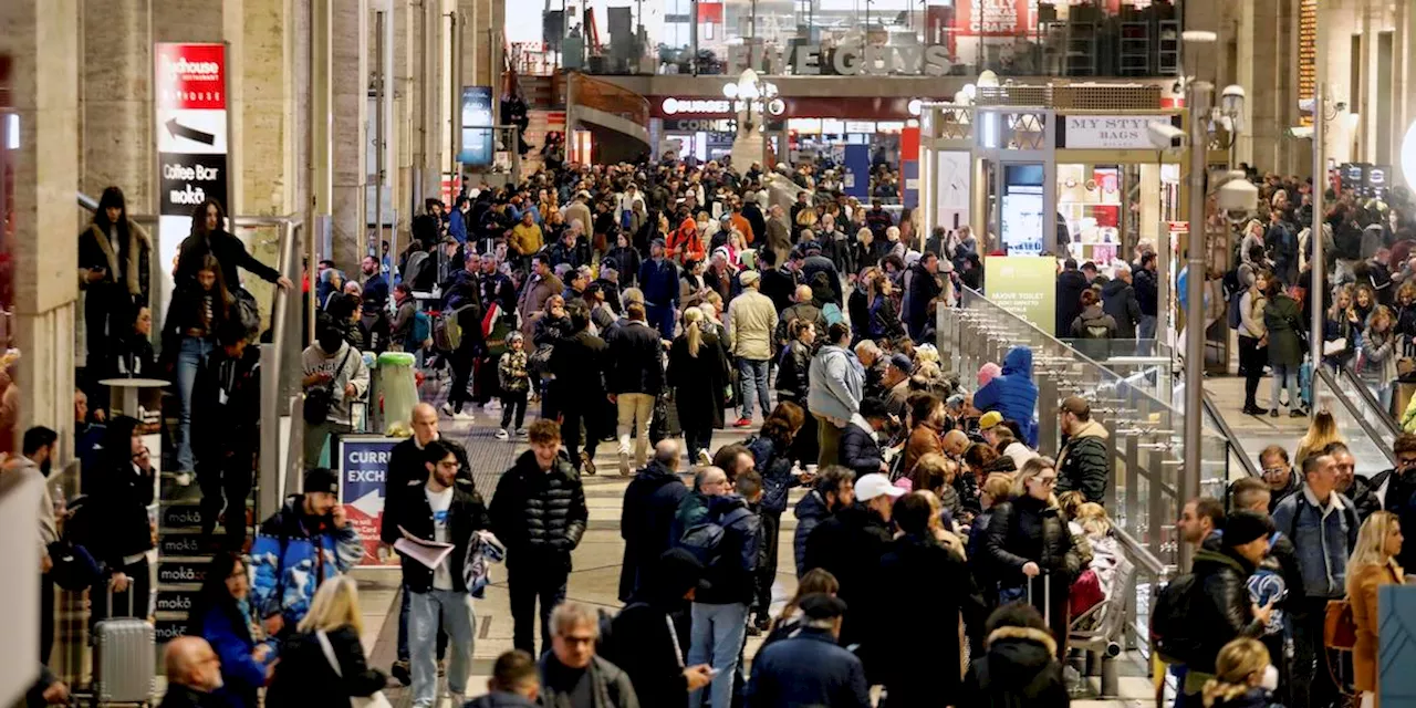 Alla stazione di Milano Centrale molti treni non stanno partendo