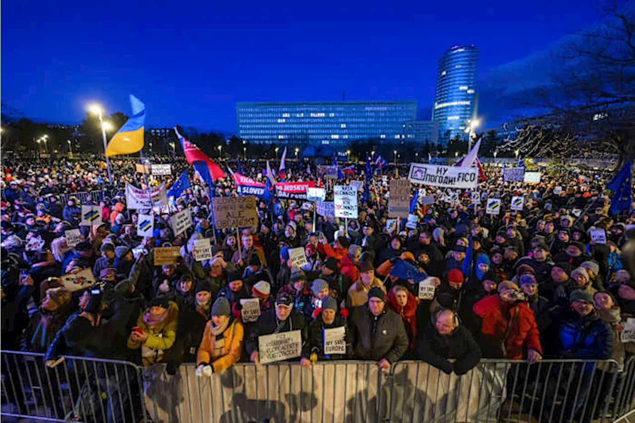 Slovak Protesters Condemn Fico's Meeting With Putin