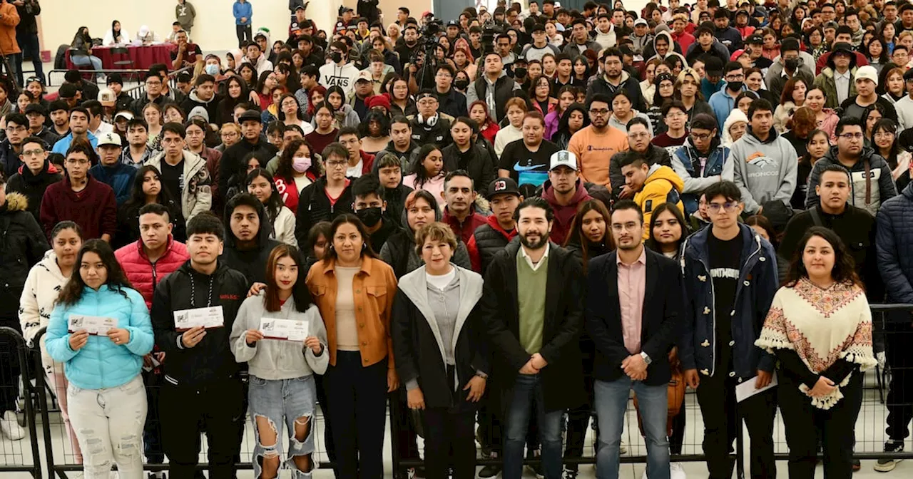 Delfina Gómez entrega tarjetas ‘Jóvenes Construyendo el Futuro’ en Chimalhuacán