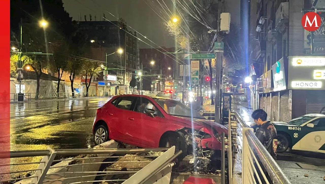 Accidente de auto en estación de Metro Salto del Agua