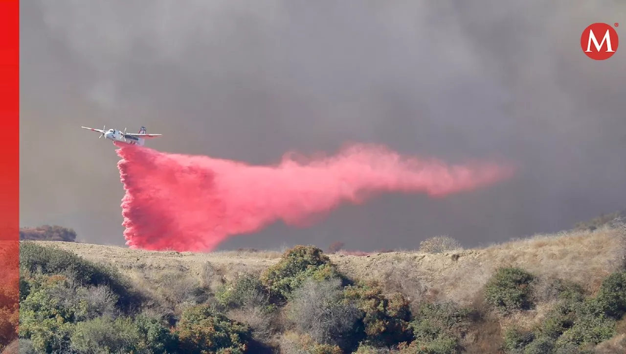 Comando aéreo combate incendios en las montañas de Los Ángeles