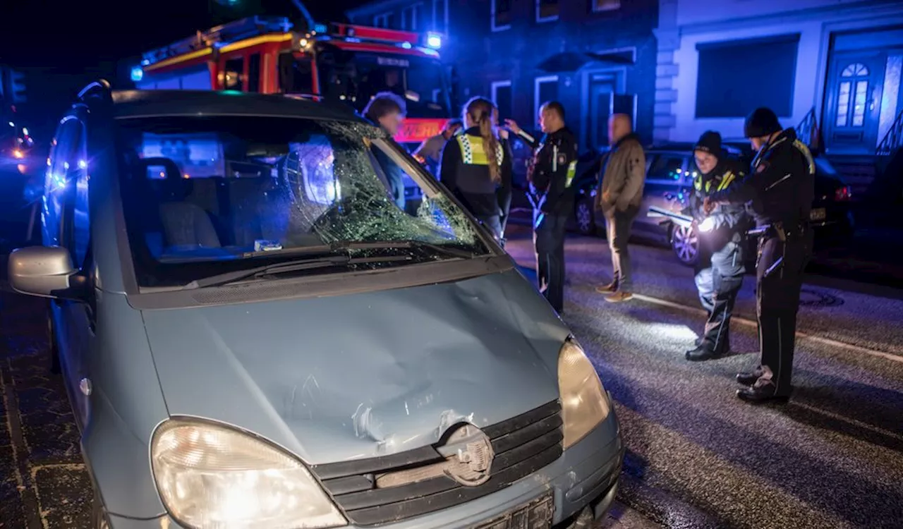 Schlimmer Unfall in Hamburg: 21-jähriger Radfahrer prallt in Auto