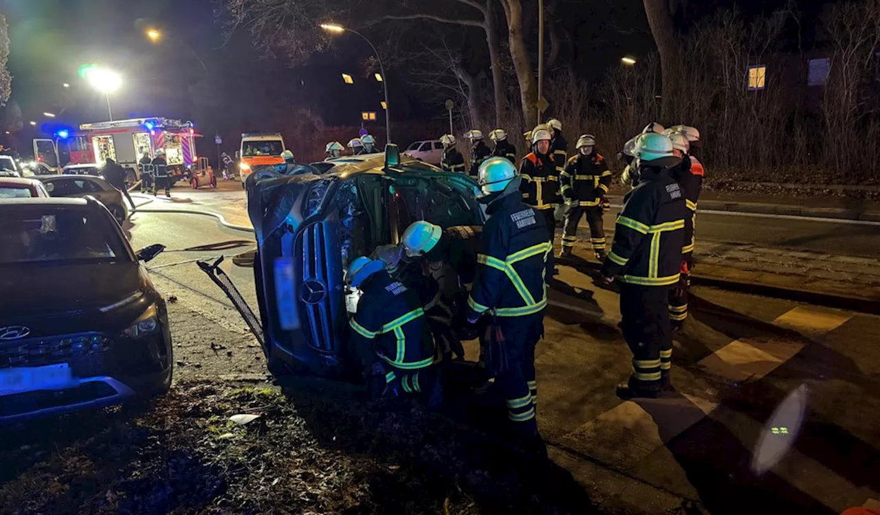 Unfall in Hamburg: Mercedes landet auf der Seite – Mutter und Sohn verletzt