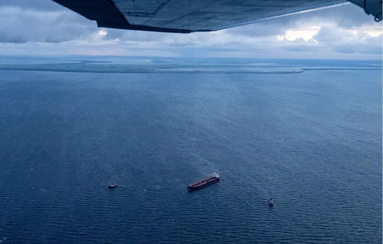 Manövrierunfähiger Öltanker vor Rügen - Sturm erschwert Rettungsaktion