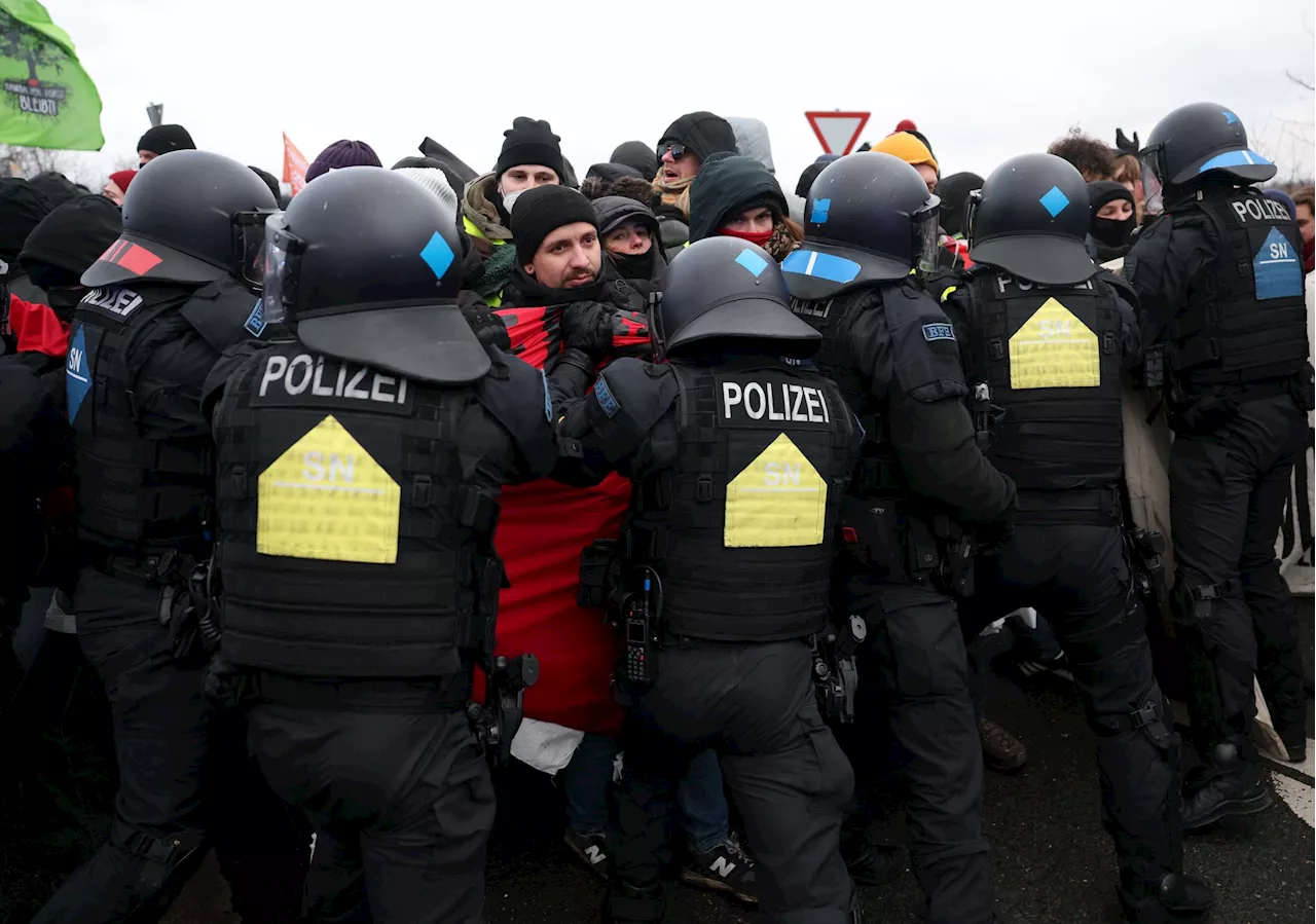 Proteste gegen AfD-Parteitag in Riesa - Polizei-Großeinsatz