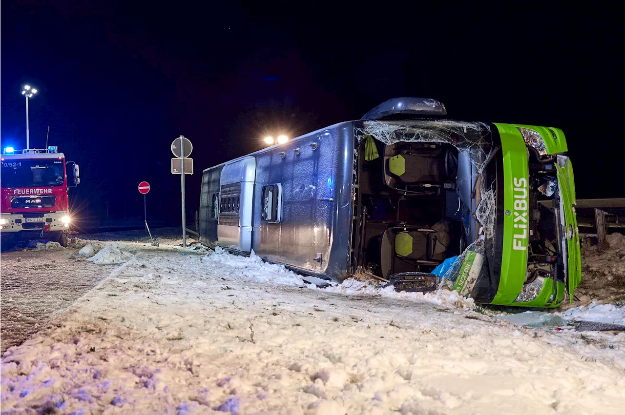 Zwei Tote, mehrere Verletzte - schwerer Busunfall auf A11