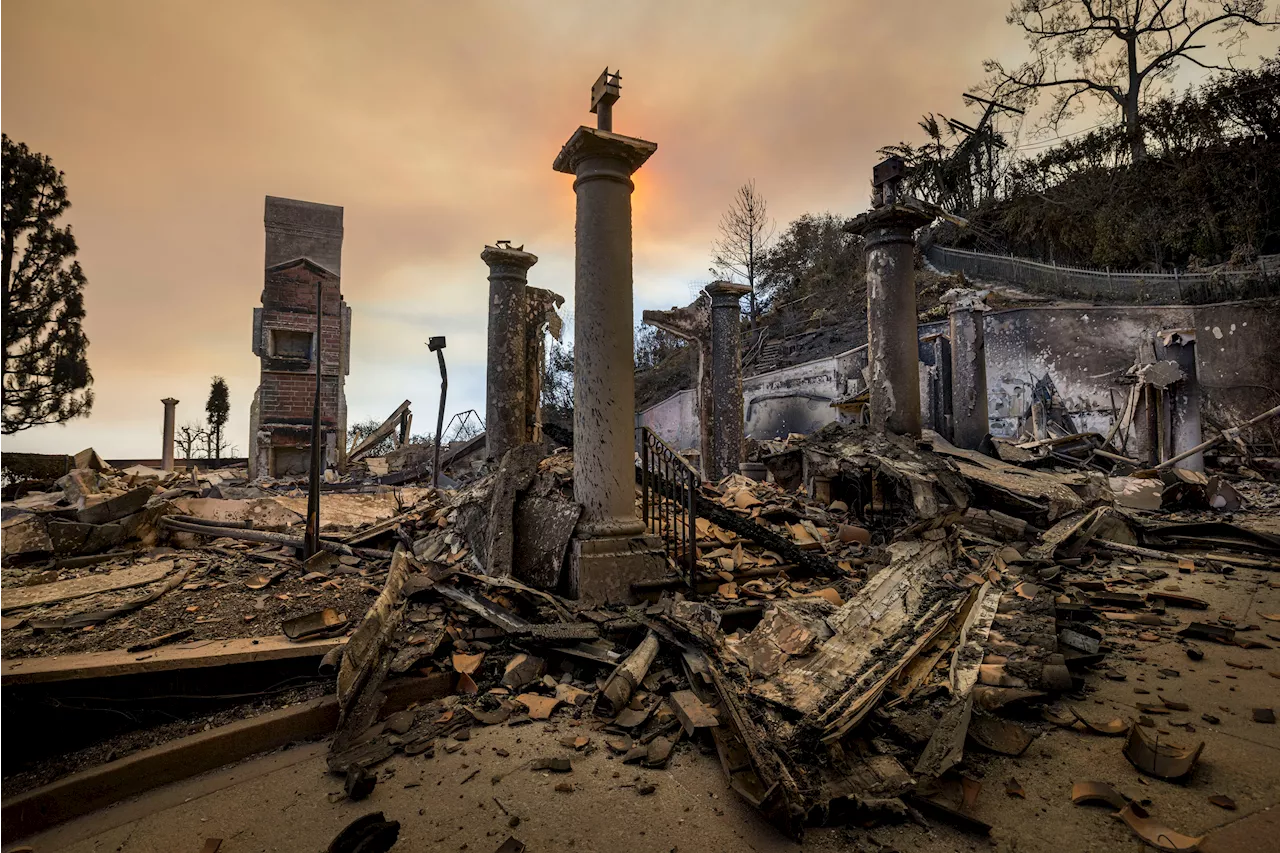 Mother Explains Wildfires to Children After Losing Home