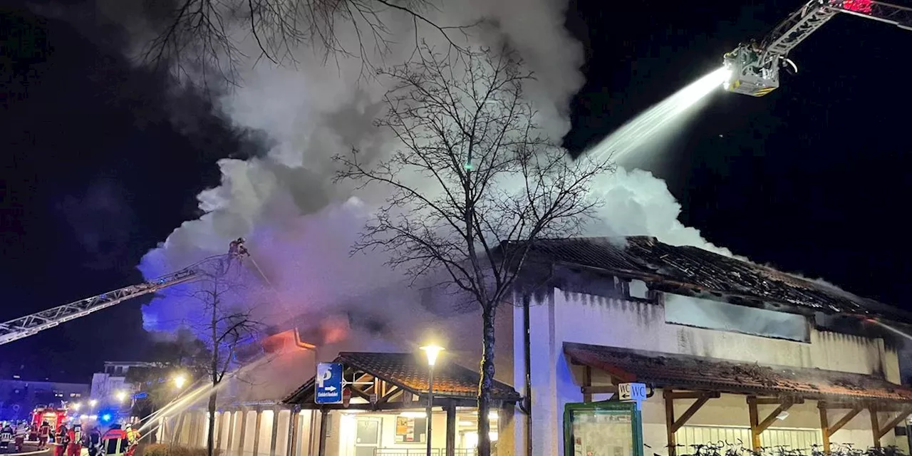 Gro&szlig;einsatz der Feuerwehr in Bayern: Parkhaus brennt nieder - Einsturzgefahr und Millionenschaden