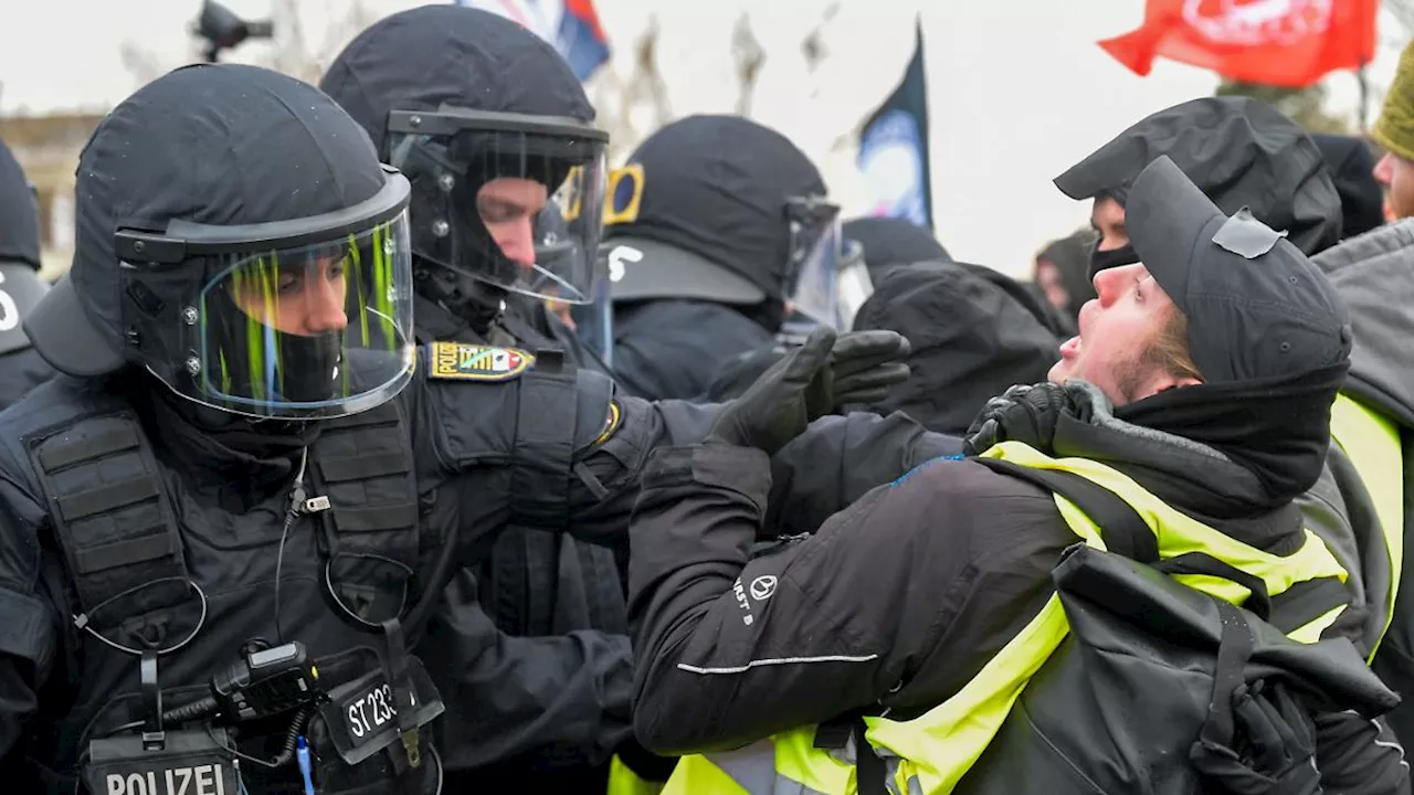 Aufgeheizte Stimmung bei Protest gegen AfD-Parteitag in Sachsen