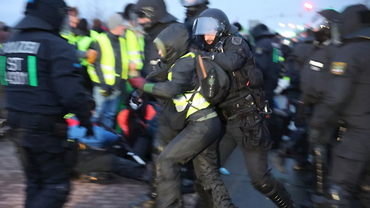 Polizei setzt Pfefferspray und Hunde gegen Anti-AfD-Demonstranten ein