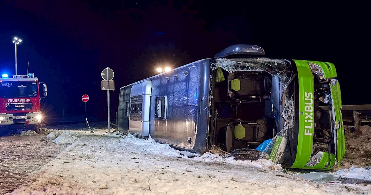 Zwei Tote, mehrere Verletzte - schwerer Busunfall auf A11