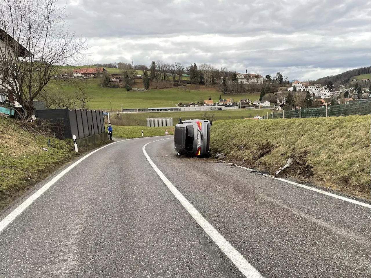 Cormagens FR: 39-Jähriger überschätzt sich bei Überholmanöver – Auto kippt auf die Seite