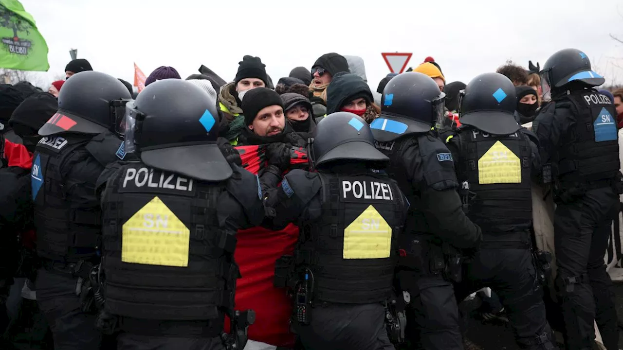 Miles de manifestantes retrasan congreso de la ultraderechista AfD en Alemania