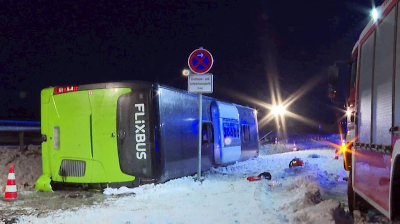 Reisebus kippt auf der A11 in der Uckermark: Zwei Tote, zahlreiche Verletzte