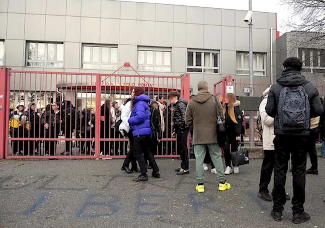 Milano, la protesta degli studenti all'istituto Porta contro il 'contributo volontario'