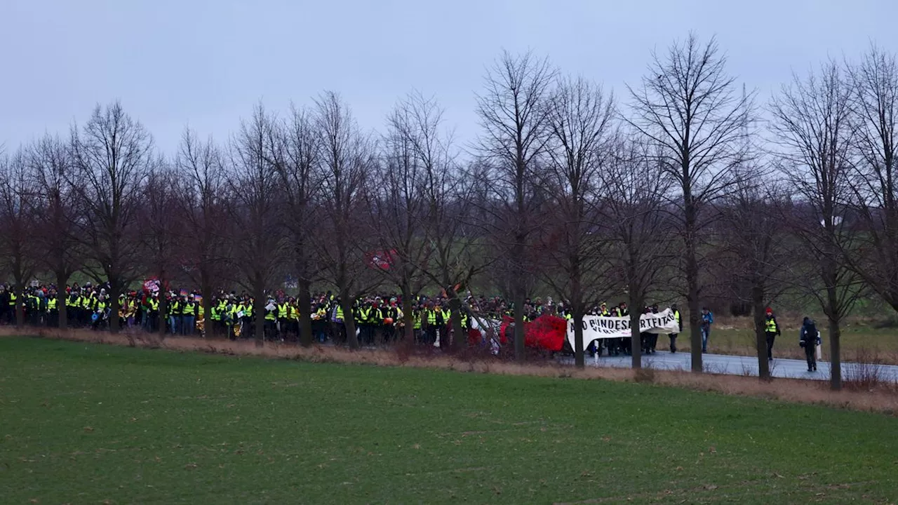 Proteste gegen AfD in Riesa: Demonstranten wollen Zufahrt zum Parteitag blockieren