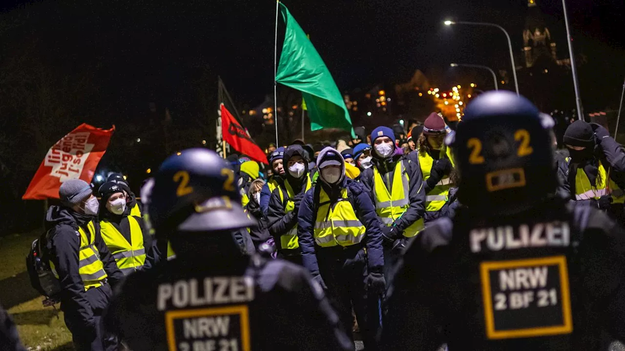 Versammlung in Riesa: Blockaden im Morgengrauen – AfD-Gegner demonstrieren gegen Parteitag