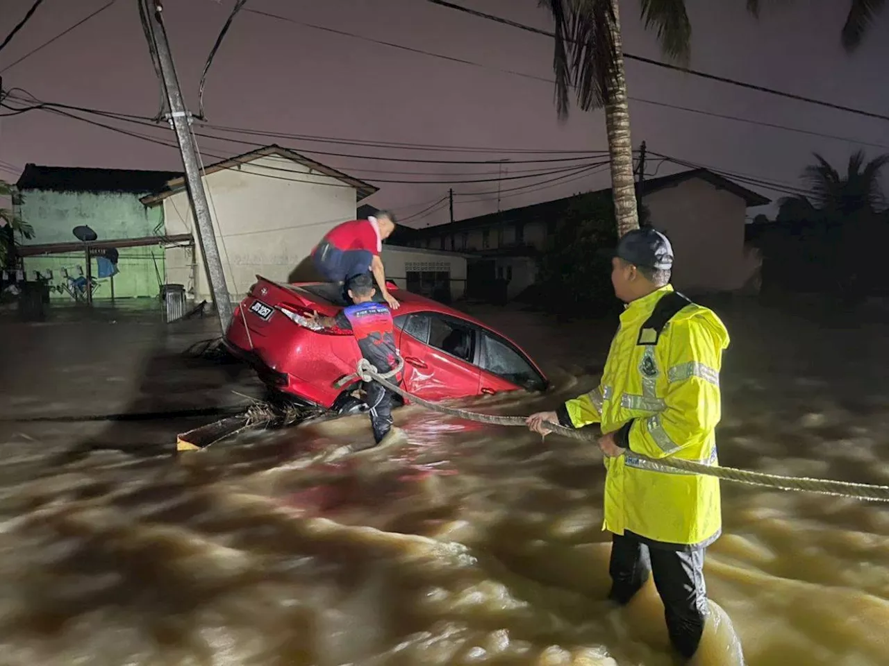 Floods: Hundreds of families displaced in Kota Tinggi following heavy rain