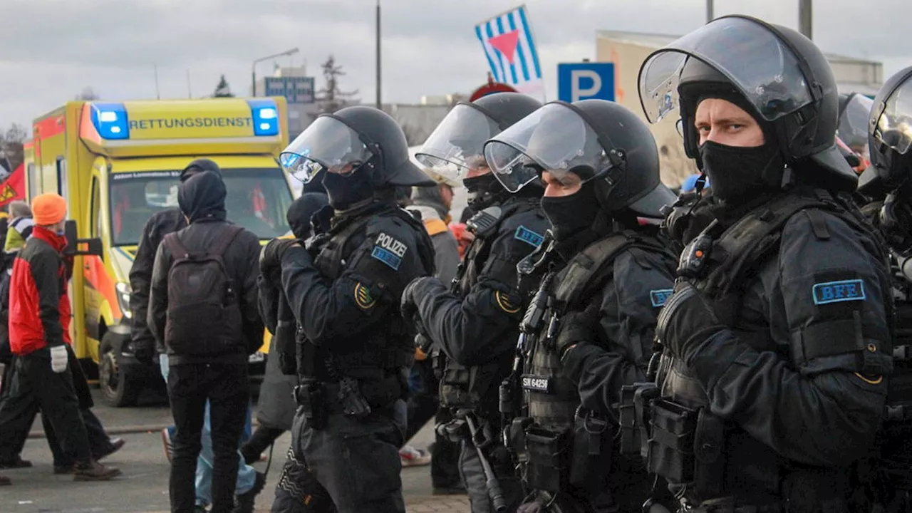 AfD-Parteitag: Polizisten schlagen Linken-Politiker bewusstlos