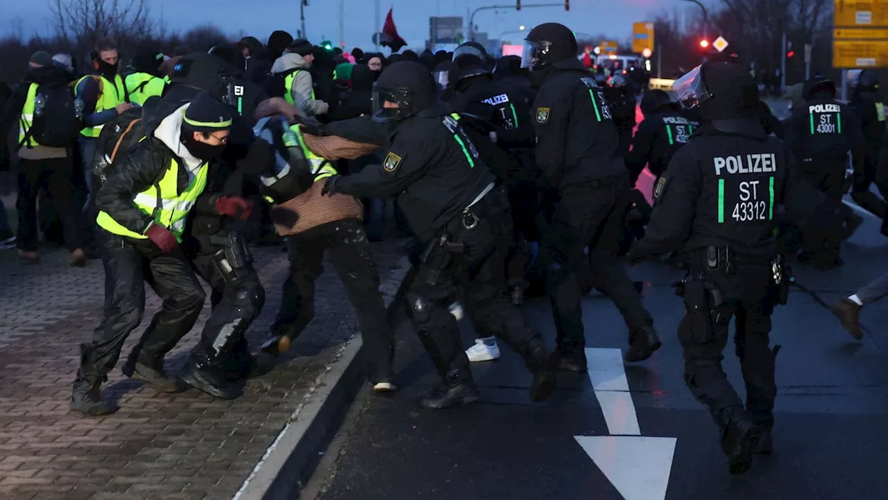 AfD-Parteitag: Teils aufgeheizte Lage bei Anti-AfD-Protesten in Riesa