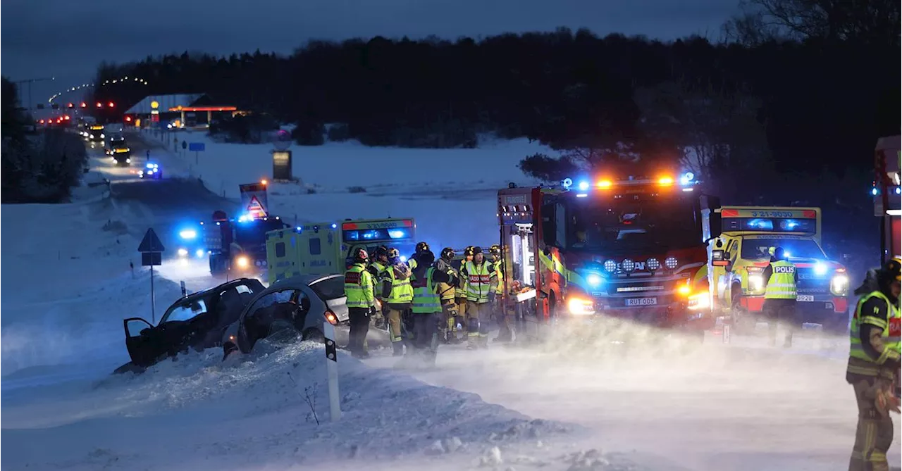 Fyra personer till sjukhus efter bilkollision utanför Uppsala