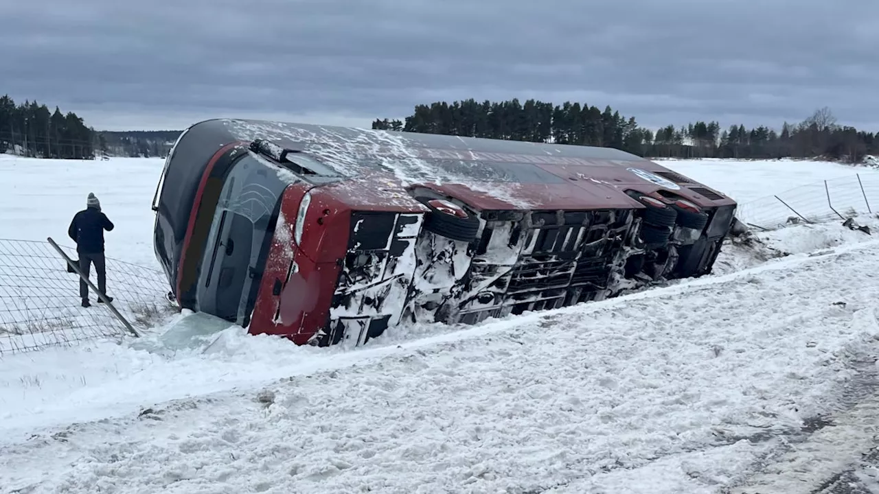 Innebandybus vält i Nyköping – fyra allvarligt skadade