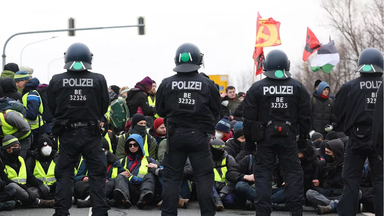 Aktivisten machen Zufahrtsstraßen dicht: Zahlreiche Blockaden vor Riesa – AfD-Parteitag kann nicht pünktlich starten