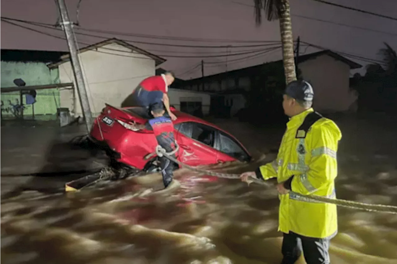 Man Rescued After Car Swept Away by Floodwaters in Johor