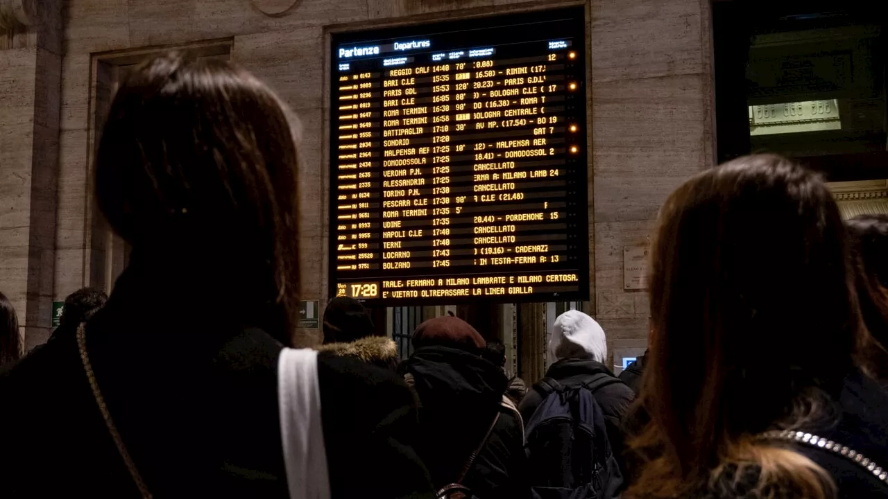 Treni fermi in stazione Centrale a Milano, ritardi e cancellazioni. Trenitalia: "Evitare gli spostamenti"