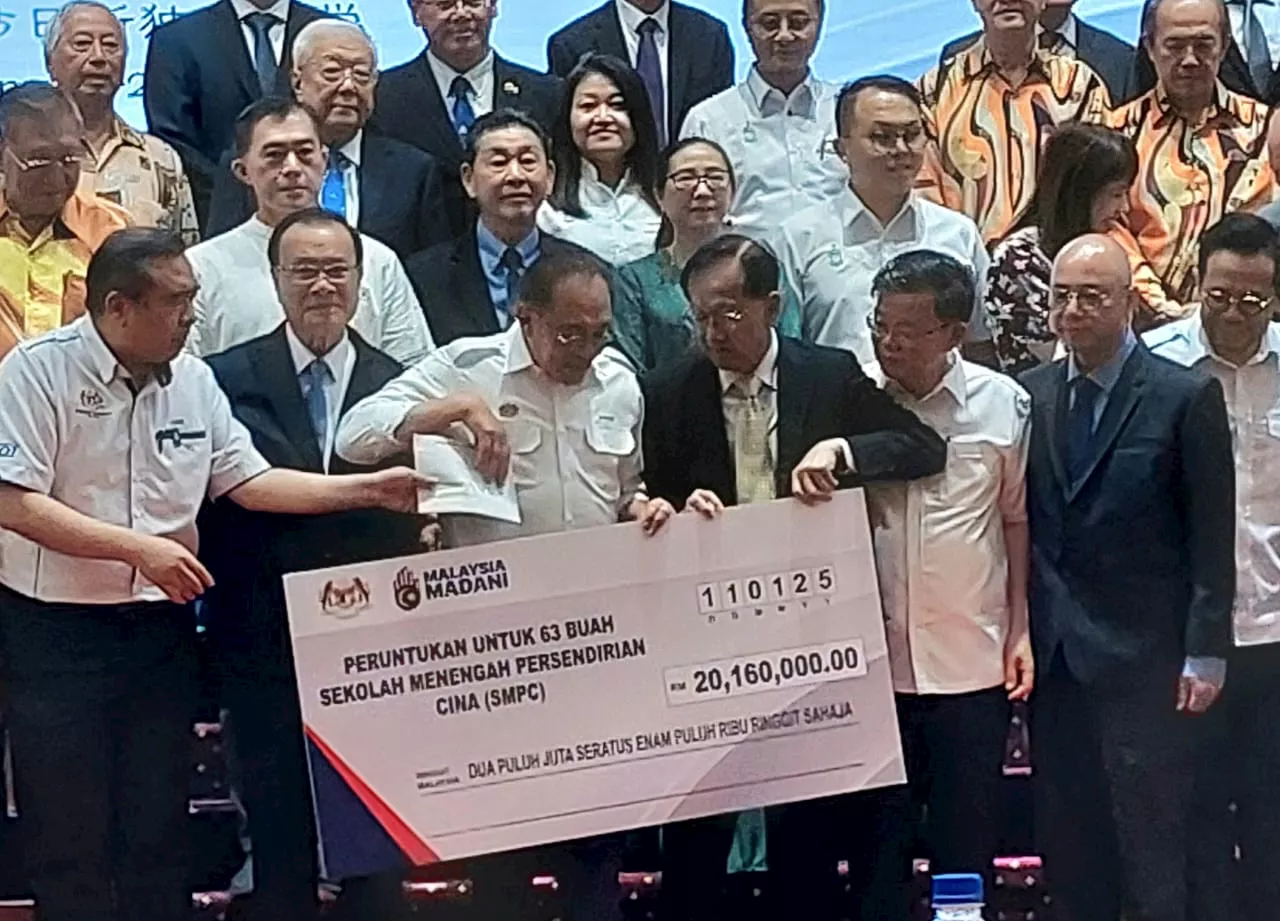 PM serah peruntukan lebih RM20 juta kepada 63 sekolah persendirian Cina