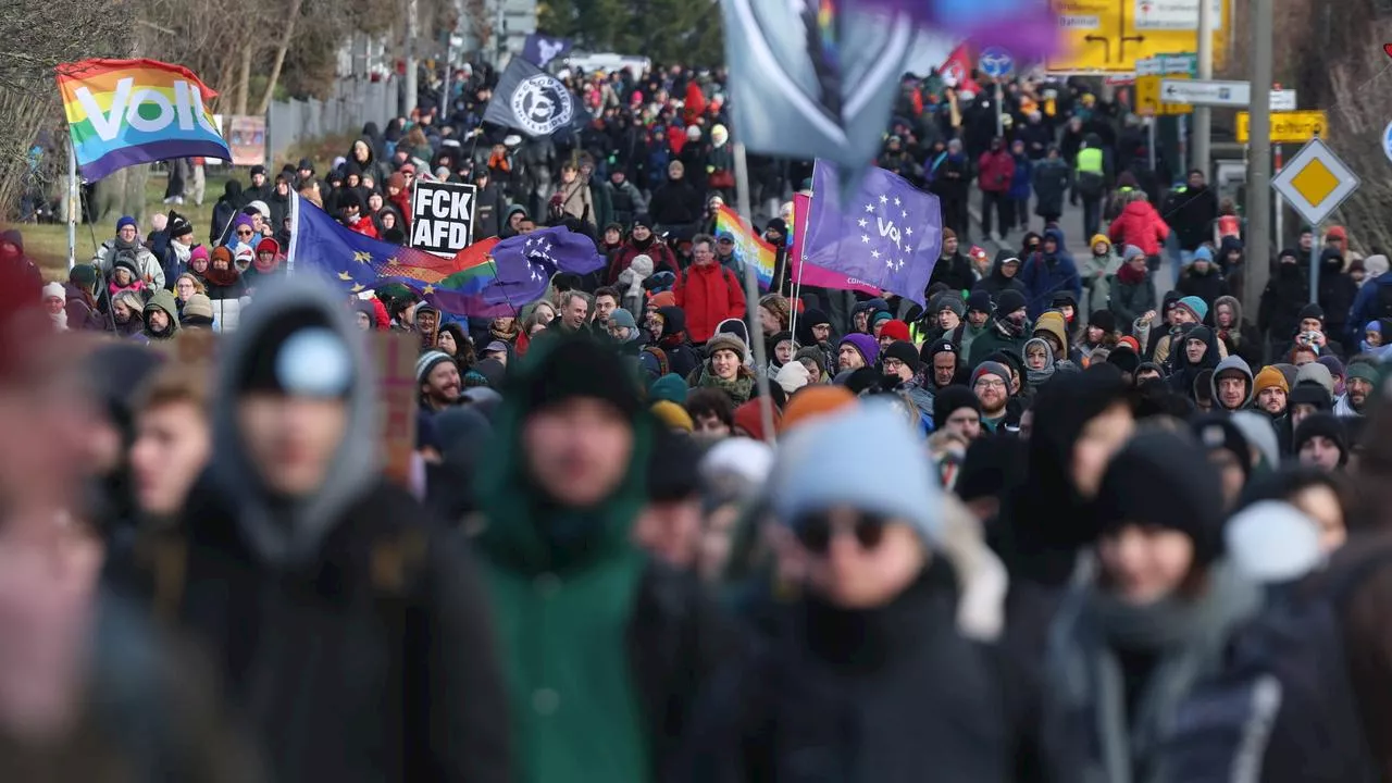 AfD-Parteitag in Riesa: Tausende Demonstranten blockieren Straßen