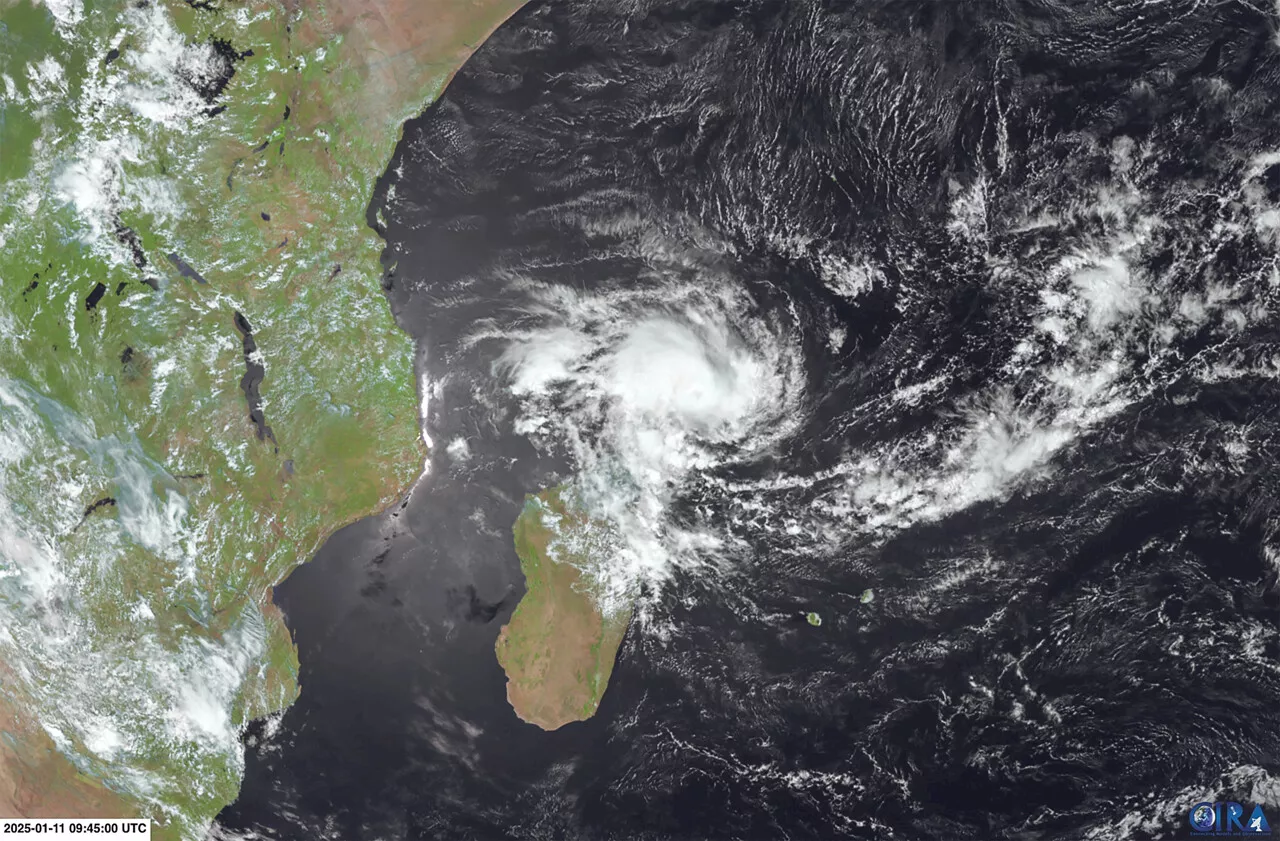 Mayotte : la tempête Dikeledi s'éloigne, l'alerte rouge cyclonique maintenue jusqu'à lundi soir